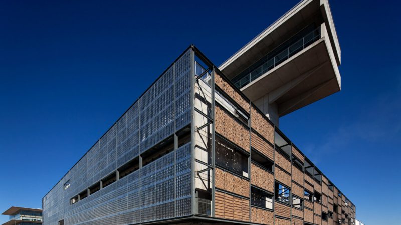 Construcción y explotación de un sistema de producción de energía centralizado (frío y calor, biomasa y solar). Edificio Central de Energías en la Zona Franca, Barcelona. España. | Copisa