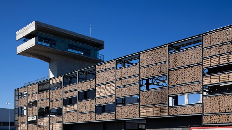 Construcción y explotación de un sistema de producción de energía centralizado (frío y calor, biomasa y solar). Edificio Central de Energías en la Zona Franca, Barcelona. España. | Copisa