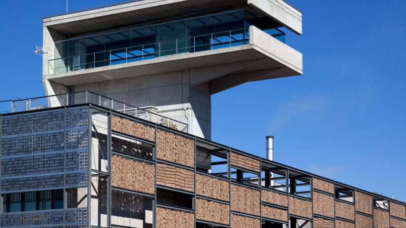 Construcción y explotación de un sistema de producción de energía centralizado (frío y calor, biomasa y solar). Edificio Central de Energías en la Zona Franca, Barcelona. España. | Copisa