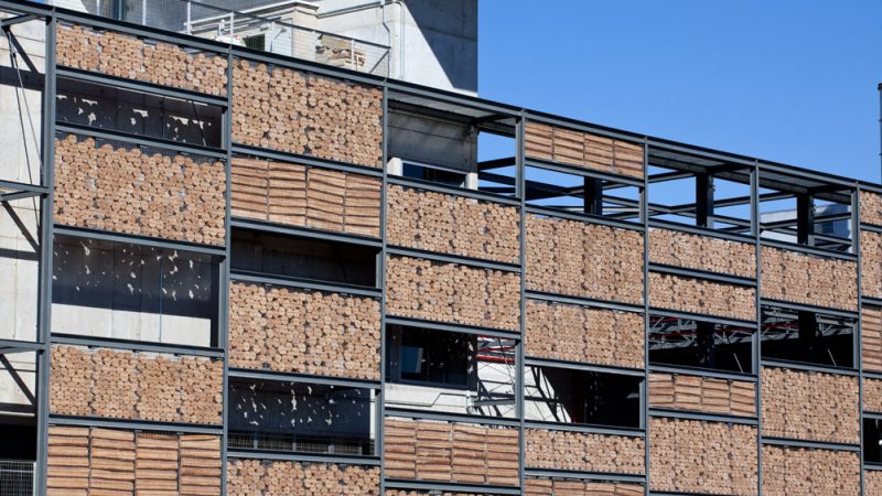 Construcción y explotación de un sistema de producción de energía centralizado (frío y calor, biomasa y solar). Edificio Central de Energías en la Zona Franca, Barcelona. España. | Copisa