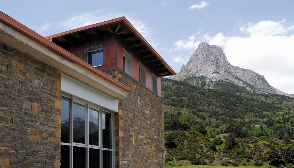 Balneario urbano en el pabellón El Escaladillo de Sallent de Gállego Huesca. España